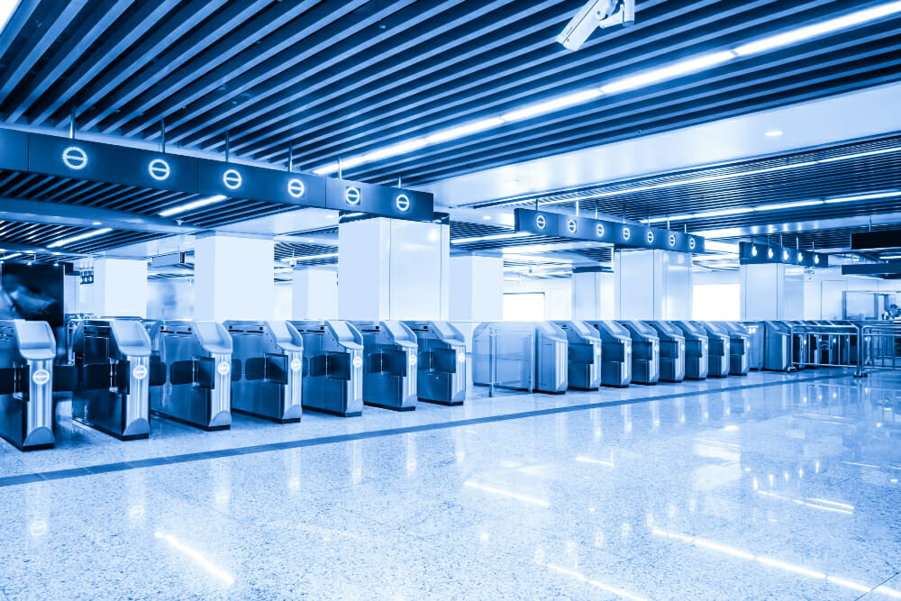 ¿Cómo el sistema de filas de Xplor mejora la seguridad en sitios con alto flujo de personas?
